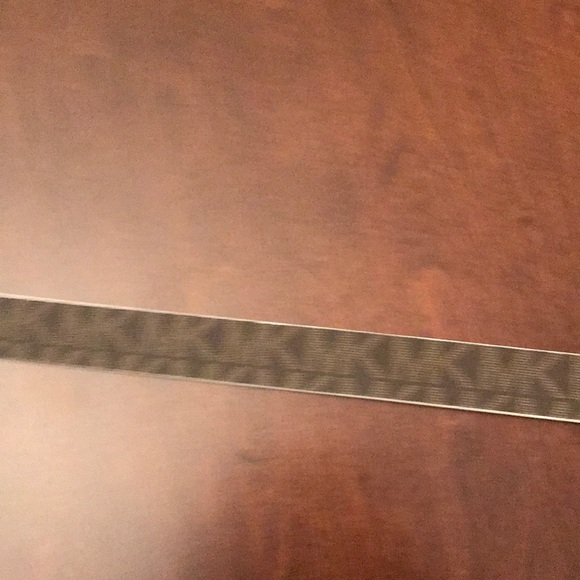Michael Kors Reversible Logo Belt - Picture 4 of 4